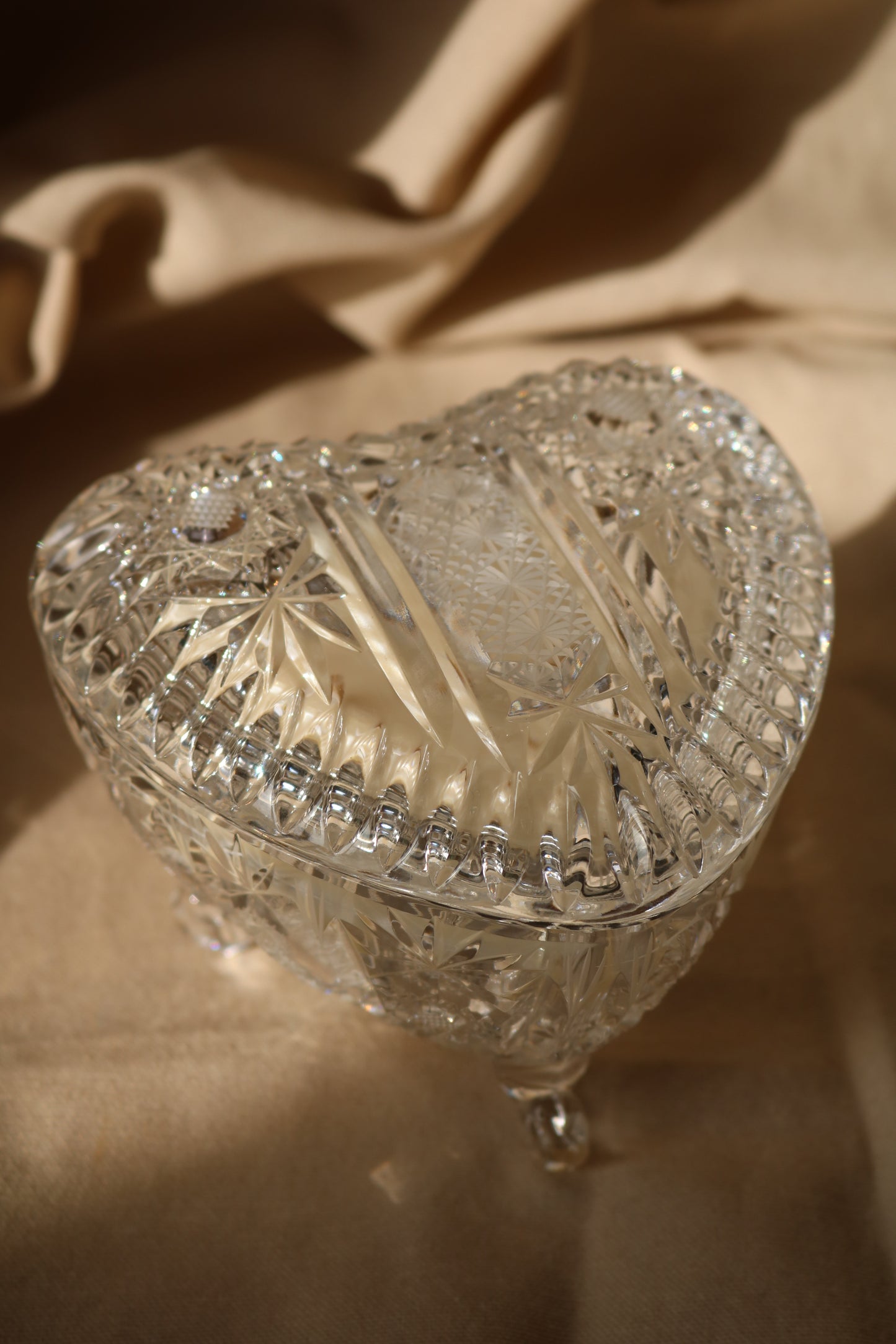 Magnifique boîte en verre ciselé vintage