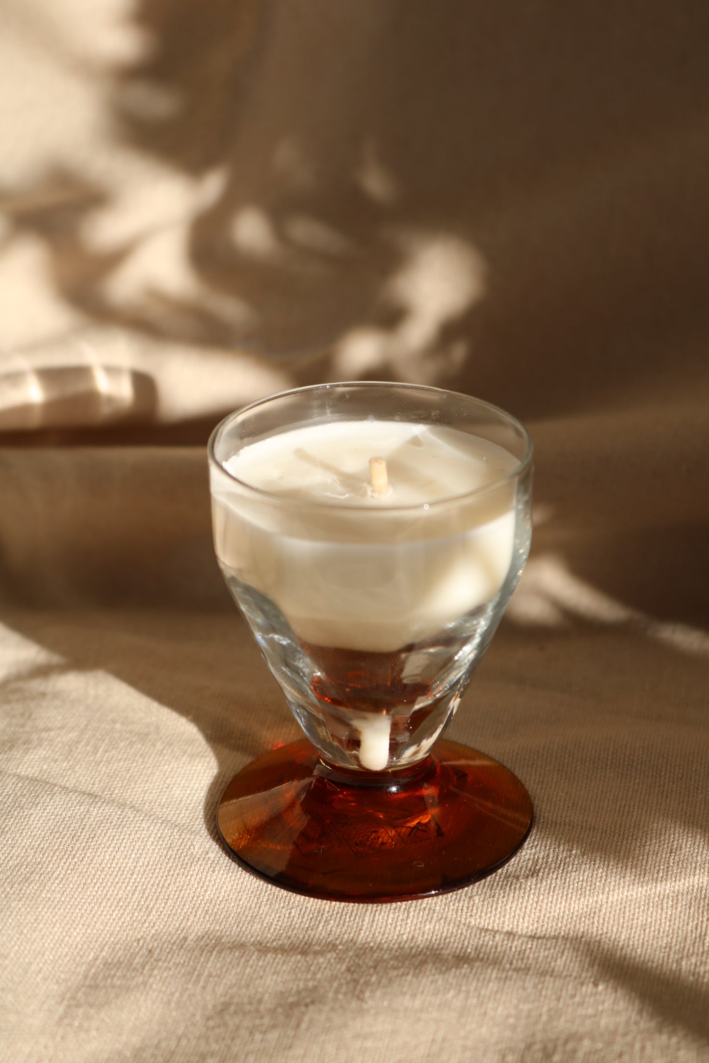 Petit verre à digestif sur pied