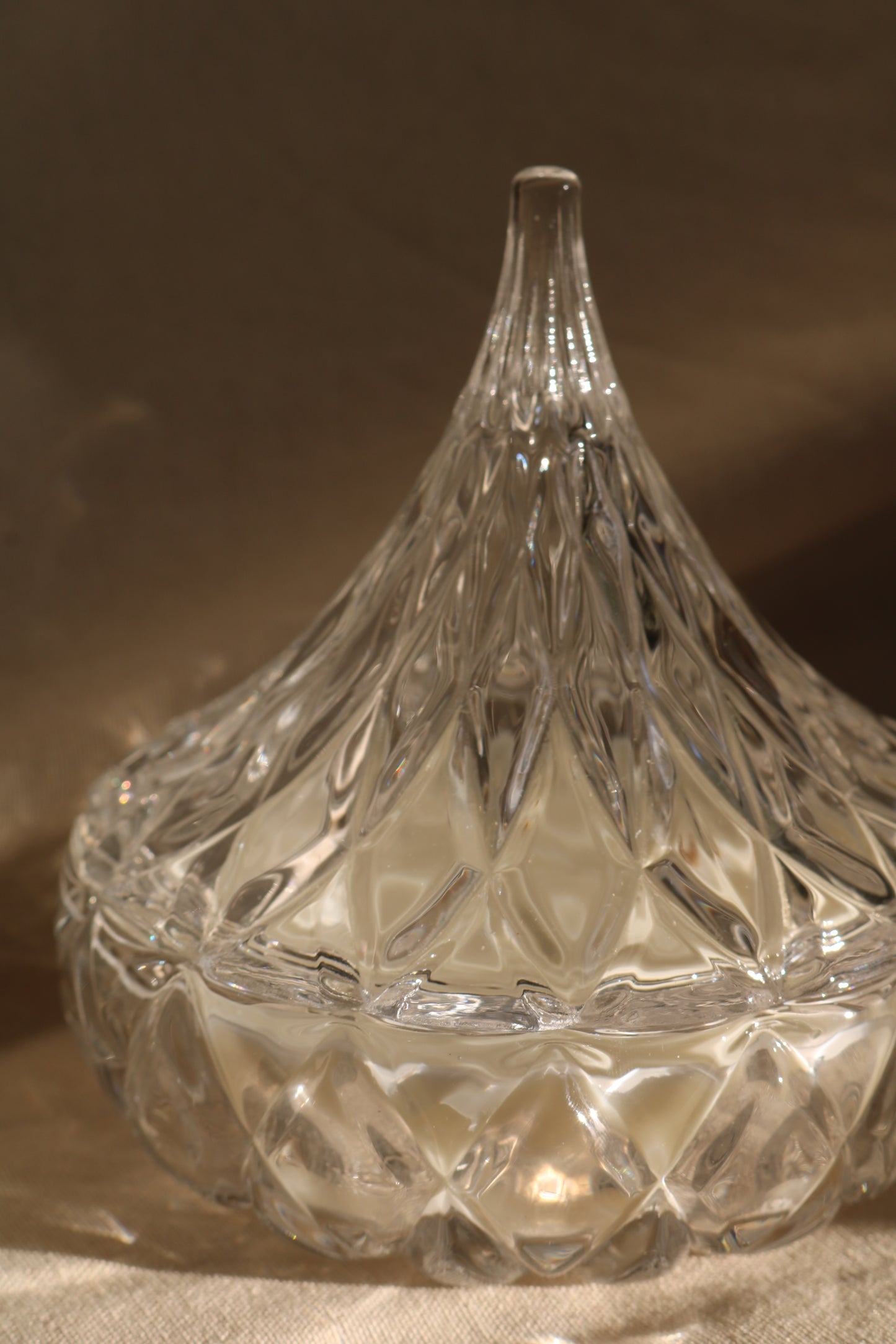 Sucrier pointu en verre ciselé