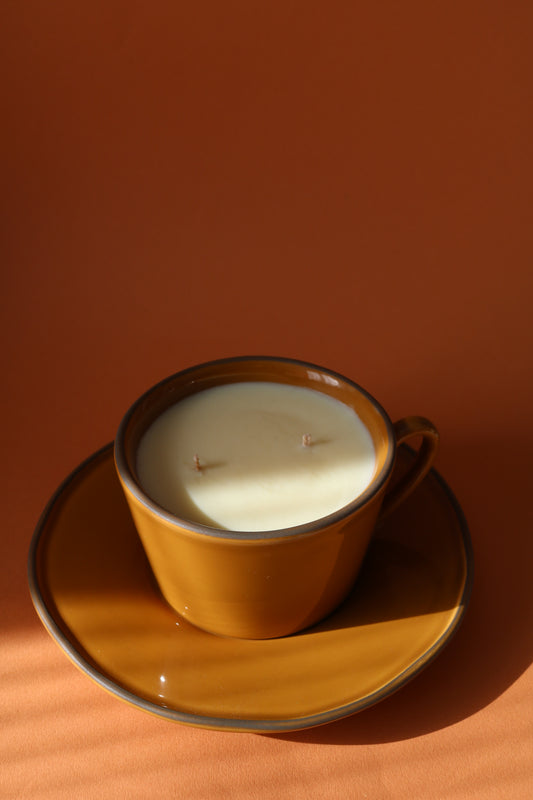 Grosse tasse à thé avec sa soucoupe